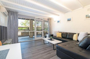 Glenelg Getaway - 2BR, parking and free wine